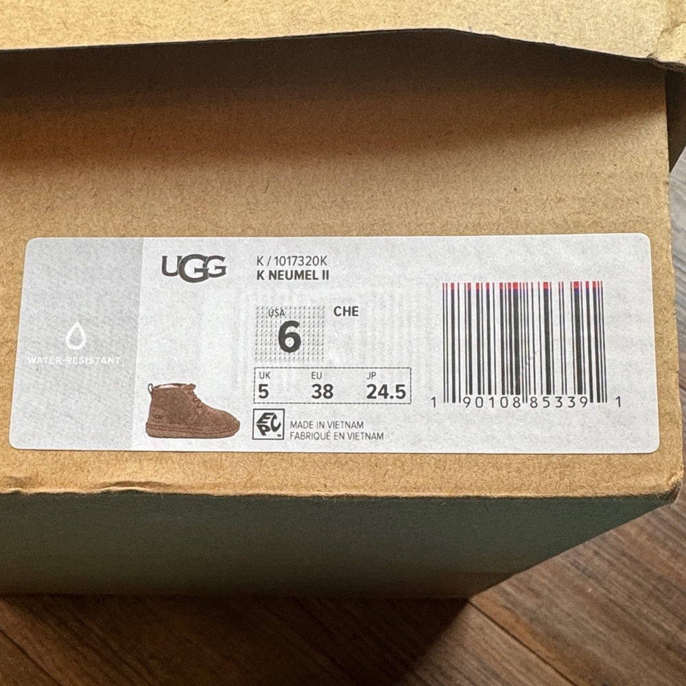 UGG Kids  Neumell ll tan boots - Picture 2 of 16